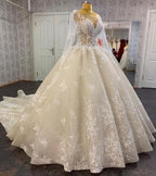 Vestido de Noiva Longo em Linha A com Decote Bateau, Apliques de Renda, Lantejoulas e Tule