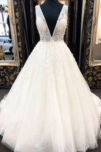 Vestido de Noiva Longo em Tule com Decote Profundo em V e Corte em A