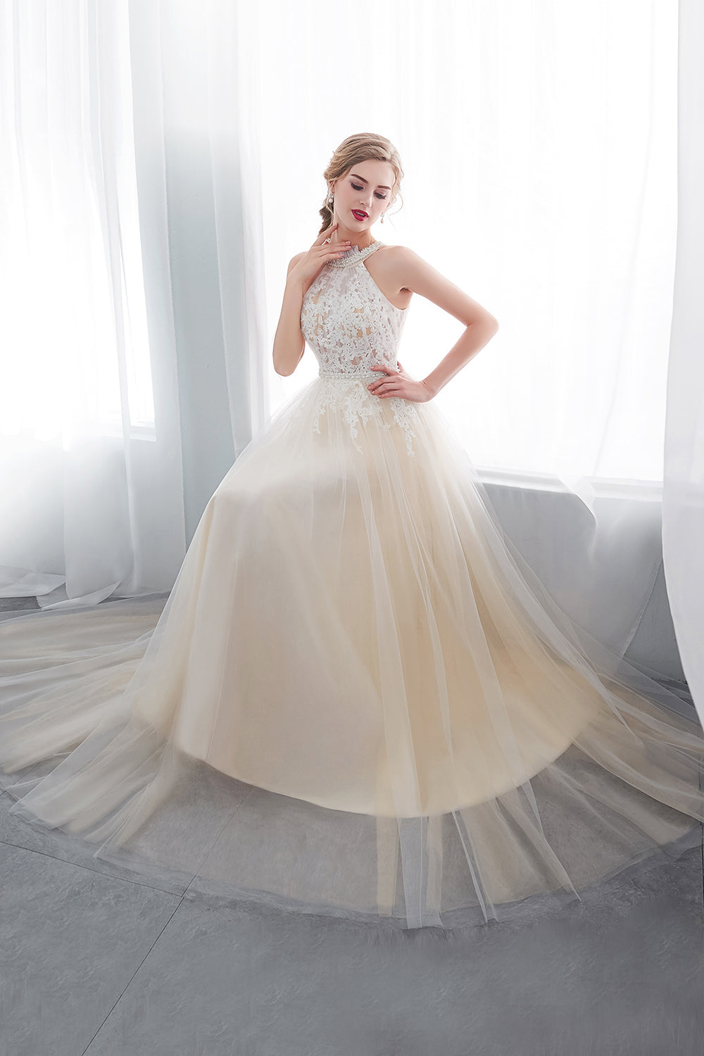 Abiti da sera lunghi a linea ad A con applicazioni, pizzo e tulle con collo all'americana