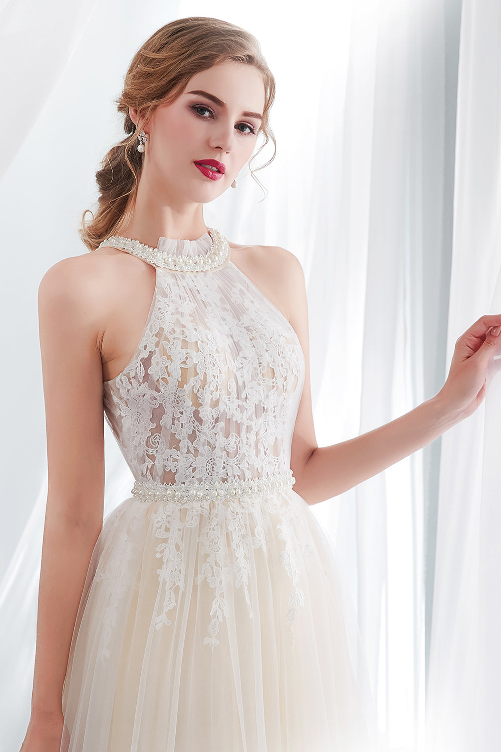 Abiti da sera lunghi a linea ad A con applicazioni, pizzo e tulle con collo all'americana