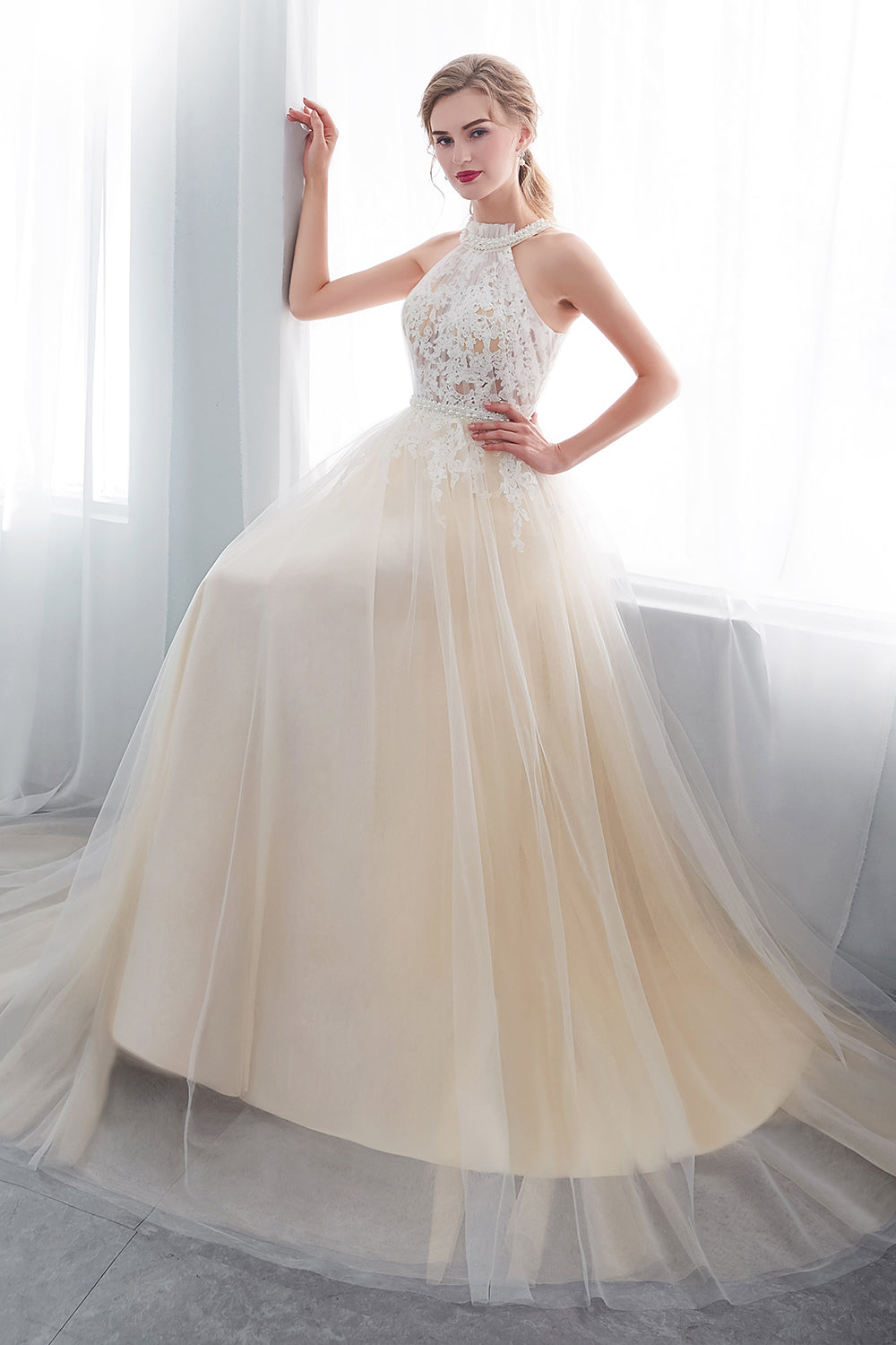 Abiti da sera lunghi a linea ad A con applicazioni, pizzo e tulle con collo all'americana