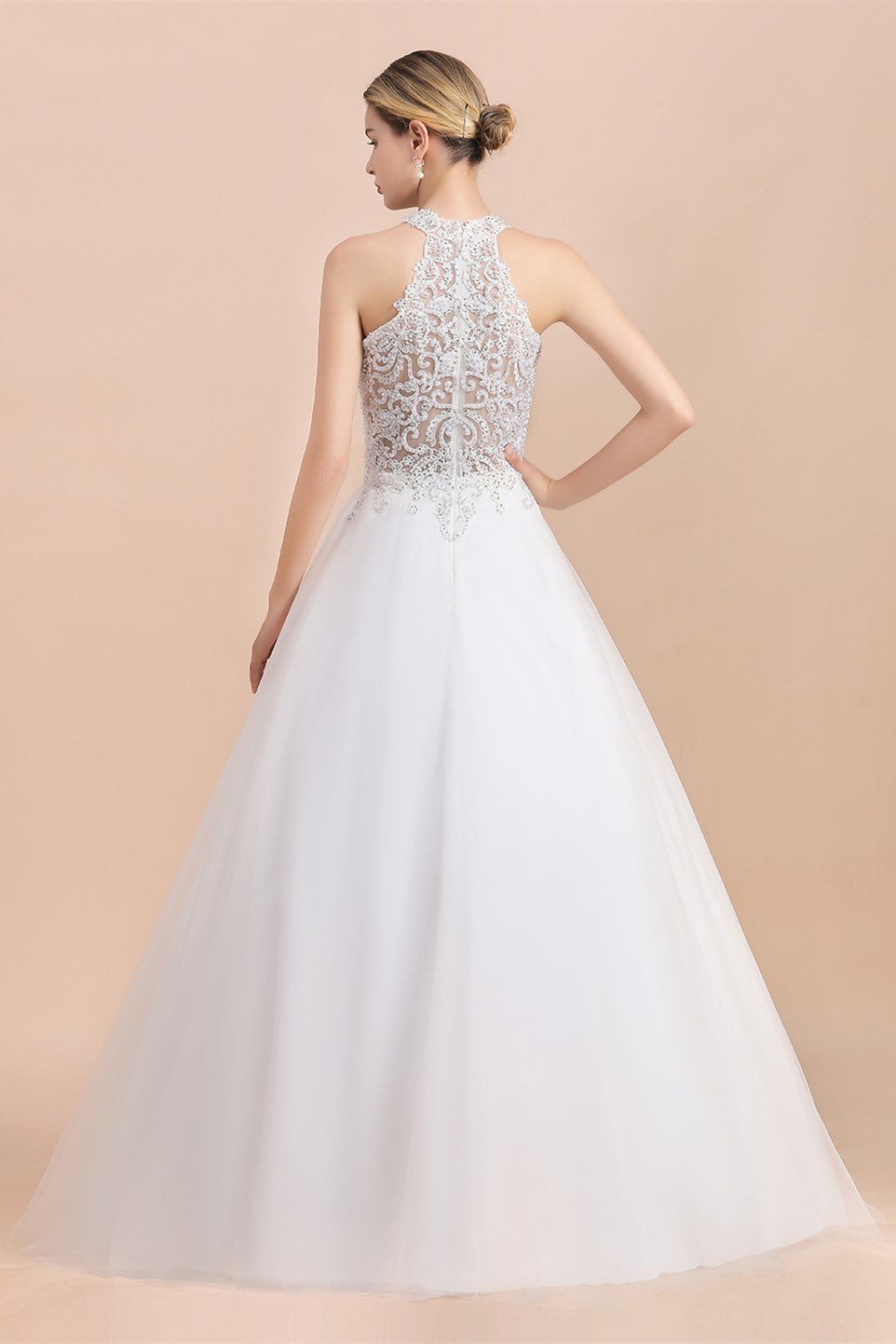 Vestido de noiva longo em linha A, com alças ao pescoço, aplicações de renda, lantejoulas e sem mangas