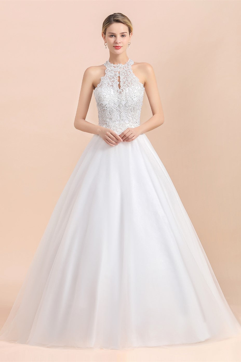 Vestido de noiva longo em linha A, com alças ao pescoço, aplicações de renda, lantejoulas e sem mangas