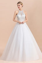 Vestido de noiva longo em linha A, com alças ao pescoço, aplicações de renda, lantejoulas e sem mangas