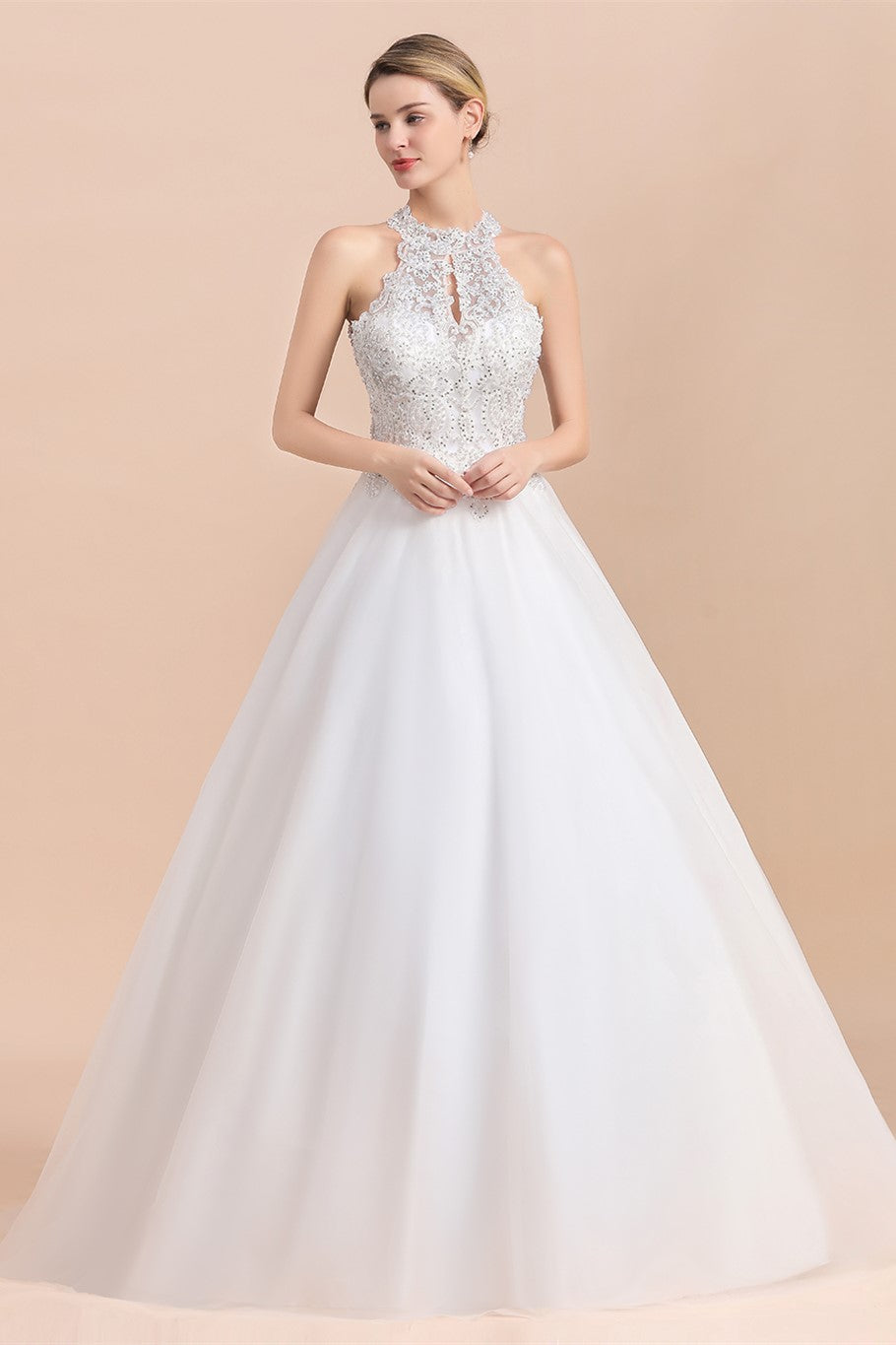 Vestido de noiva longo em linha A, com alças ao pescoço, aplicações de renda, lantejoulas e sem mangas
