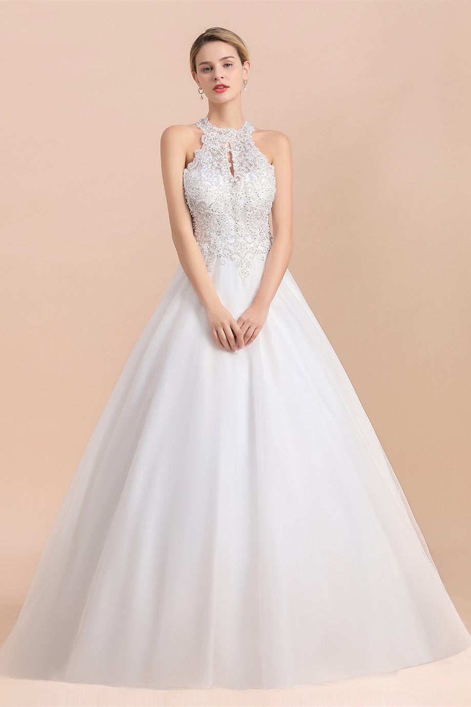 Vestido de noiva longo em linha A, com alças ao pescoço, aplicações de renda, lantejoulas e sem mangas