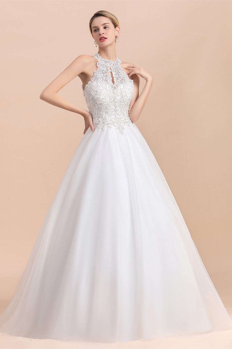 Vestido de noiva longo em linha A, com alças ao pescoço, aplicações de renda, lantejoulas e sem mangas