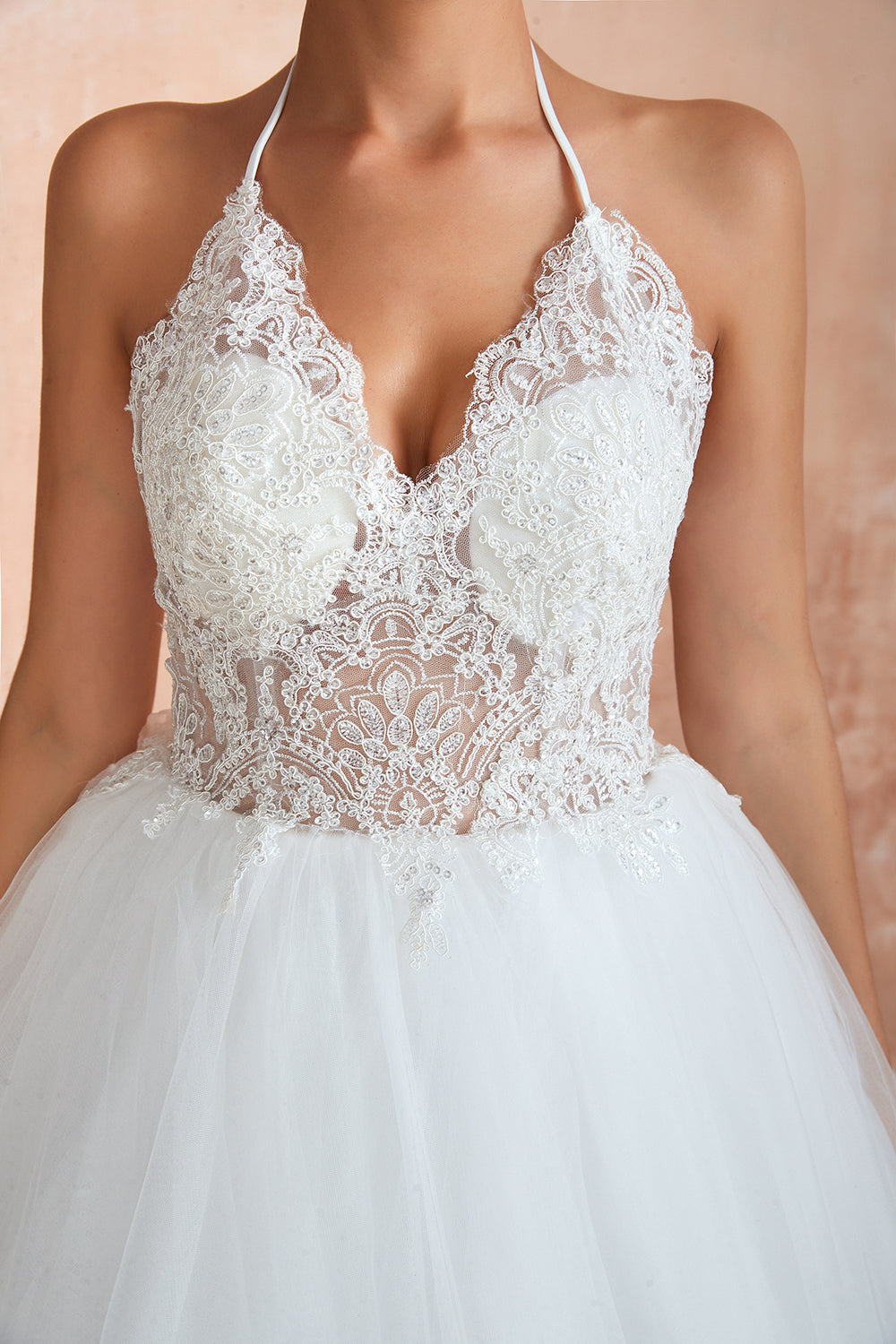 Vestido de novia largo de tul con escote halter, espalda abierta y apliques