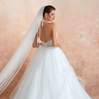 Vestido de novia largo de tul con escote halter, espalda abierta y apliques