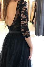 Robe de bal noire longue en tulle avec dentelle, coupe évasée, fente avant et manches