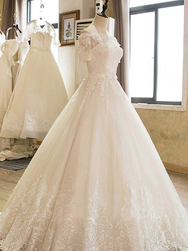 Langes A-Linien-Brautkleid mit schulterfreier Hofschleppe und Spitze und Tüll