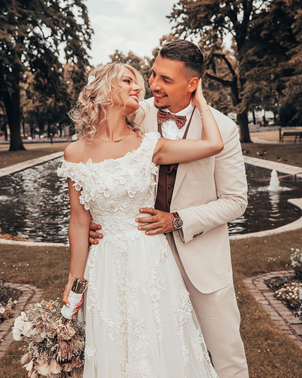 Abito da sposa lungo a linea ad A con scollo a barca e fiori tridimensionali, applicazioni di pizzo
