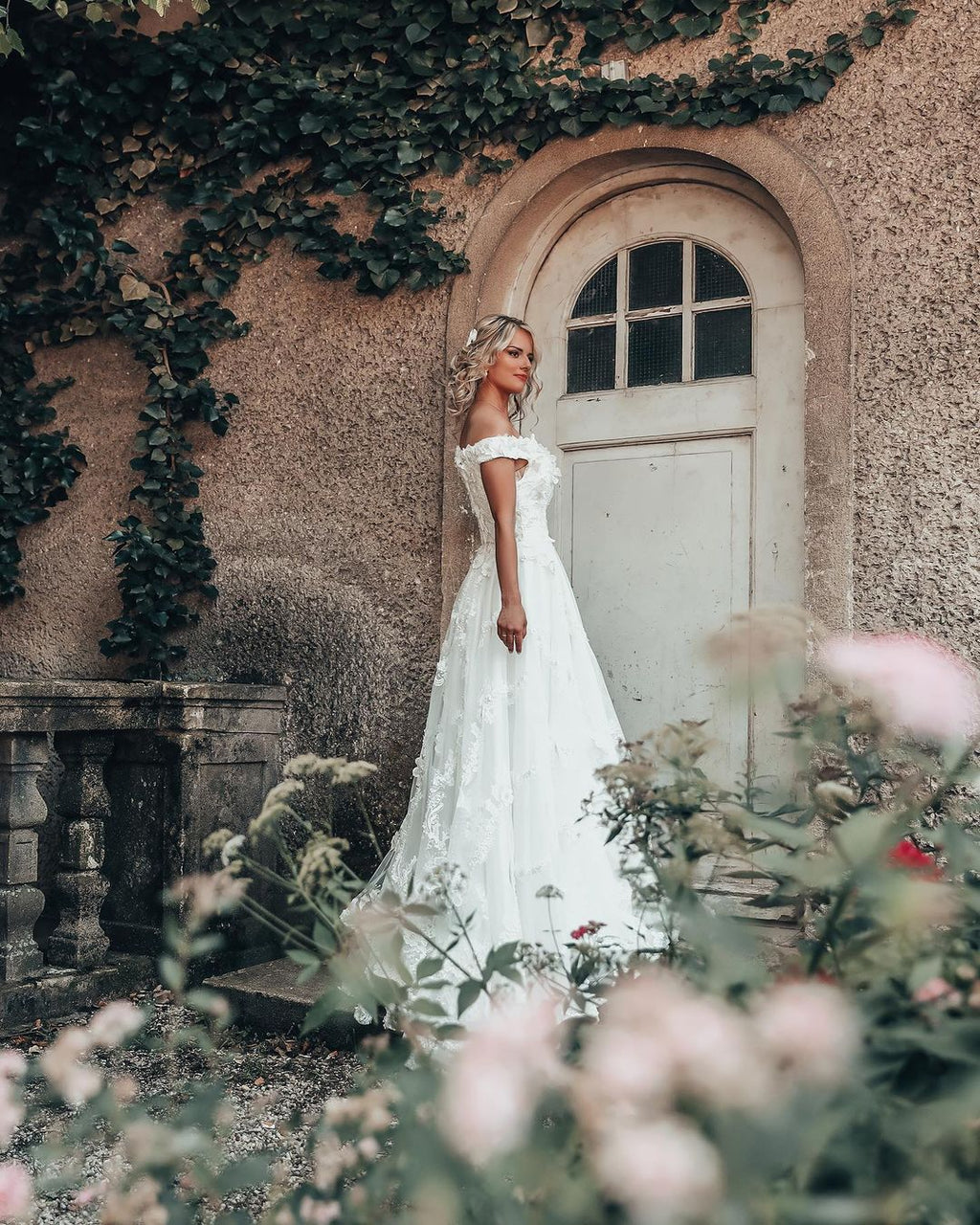 Abito da sposa lungo a linea ad A con scollo a barca e fiori tridimensionali, applicazioni di pizzo