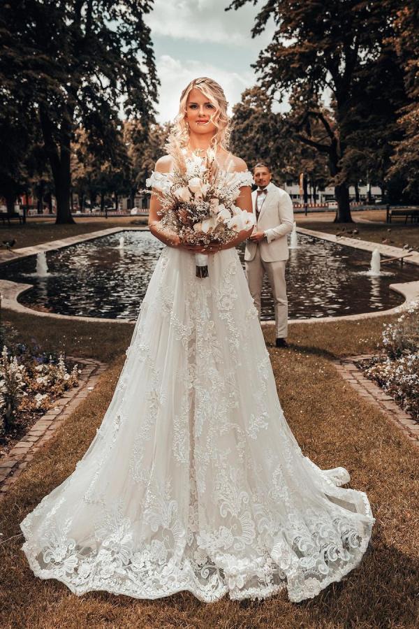 Abito da sposa lungo a linea ad A con scollo a barca e fiori tridimensionali, applicazioni di pizzo
