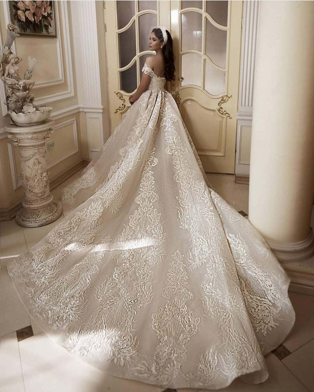 Vestido de Noiva Longo em Linha A com Renda e Aplicações Ombro a Ombro