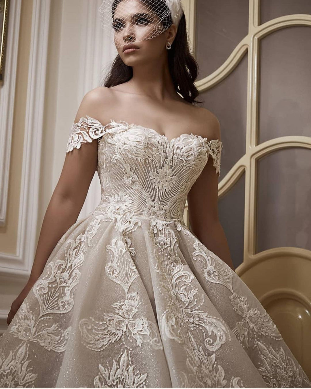 Vestido de Noiva Longo em Linha A com Renda e Aplicações Ombro a Ombro
