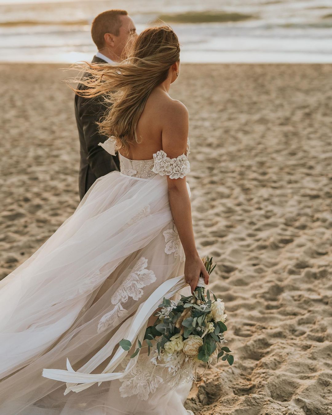 Vestido de Noiva Longo em Linha A, Ombros Descobertos, Costas Nuas, com Apliques de Renda e Tule