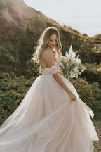 Vestido de Noiva Longo em Linha A, Ombros Descobertos, Costas Nuas, com Apliques de Renda e Tule