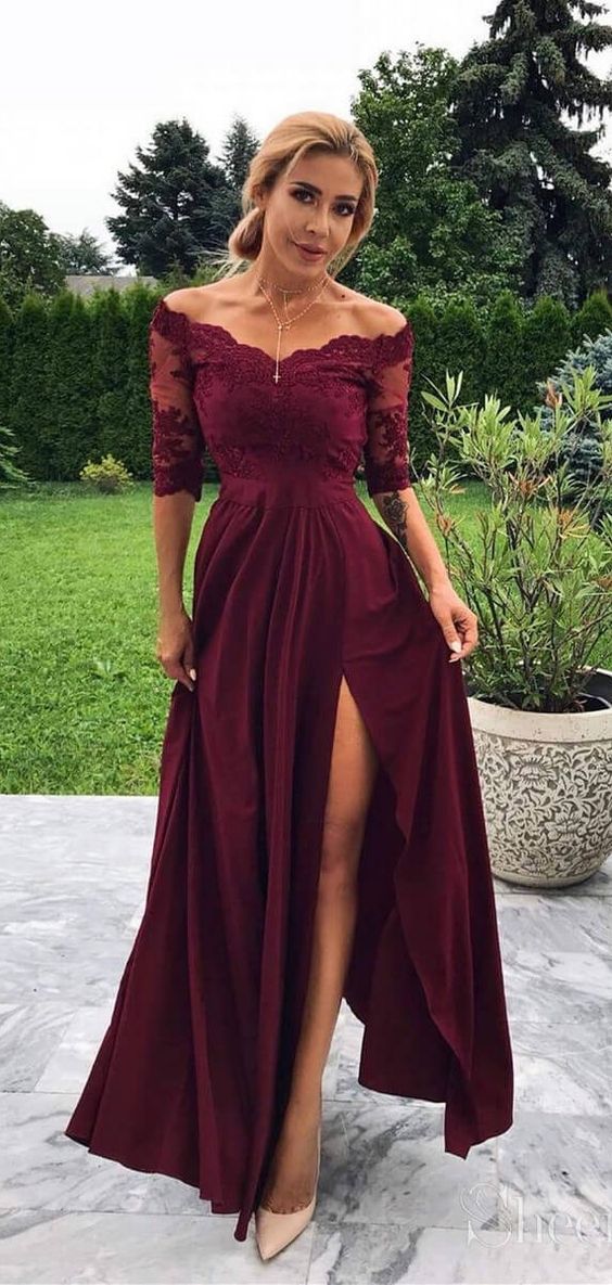 Robe de bal bordeaux longue en ligne A, épaules dénudées, fente avant, avec manches