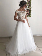 Robes de mariée longues en tulle avec jupe évasée, épaules dénudées et col rond en dentelle