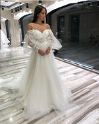 Vestido de novia largo de tul con encaje, escote en A, hombros descubiertos, apliques de corazón y mangas
