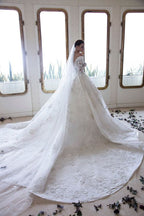 Vestido de Noiva Comprido em Linha A, Ombros Descobertos, Decote Coração, Costas Nuas, com Apliques de Renda e Cristais, com Mangas
