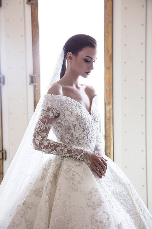Vestido de Noiva Comprido em Linha A, Ombros Descobertos, Decote Coração, Costas Nuas, com Apliques de Renda e Cristais, com Mangas