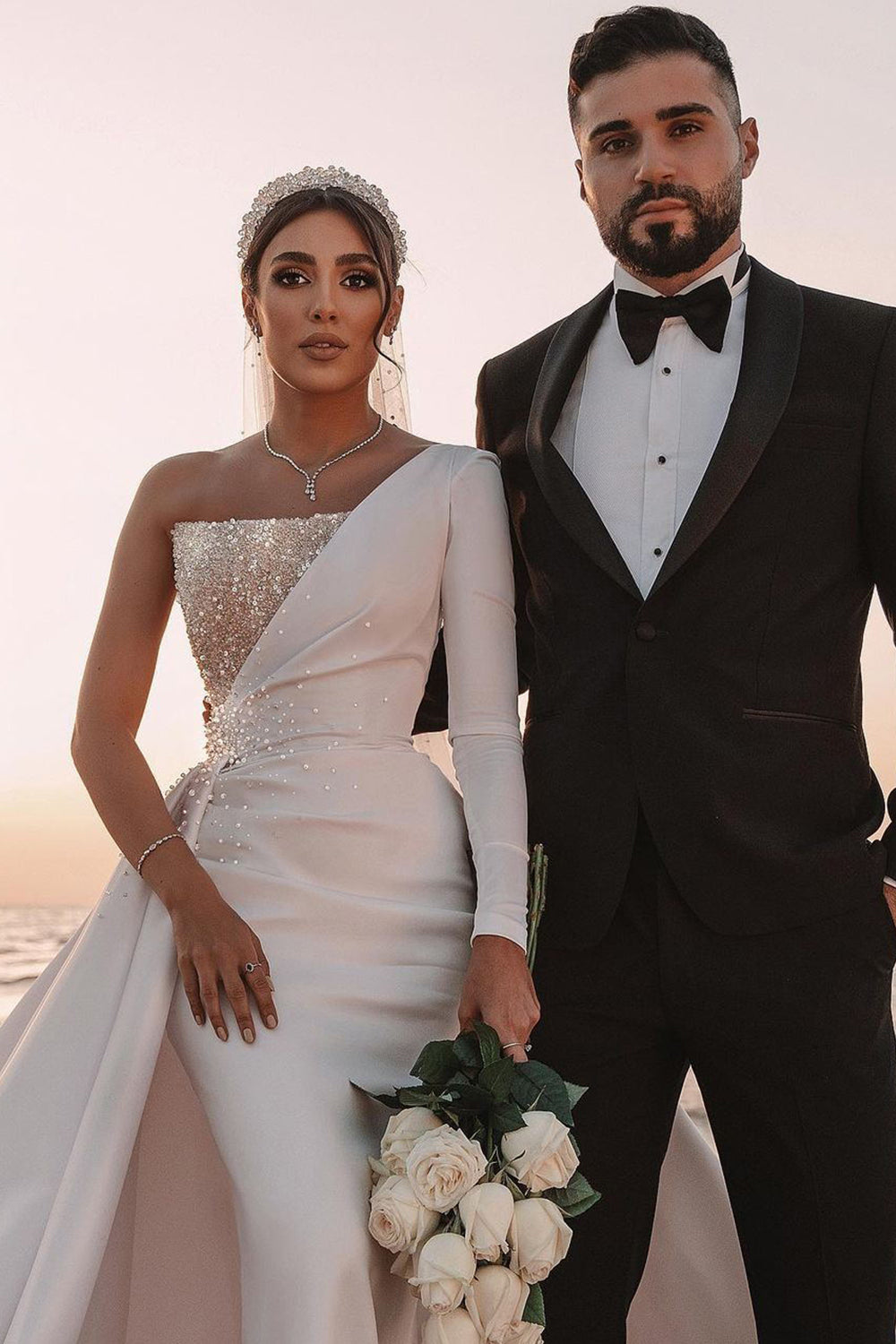 Langes A-Linien-Brautkleid aus Satin mit One-Shoulder-Träger und Pailletten