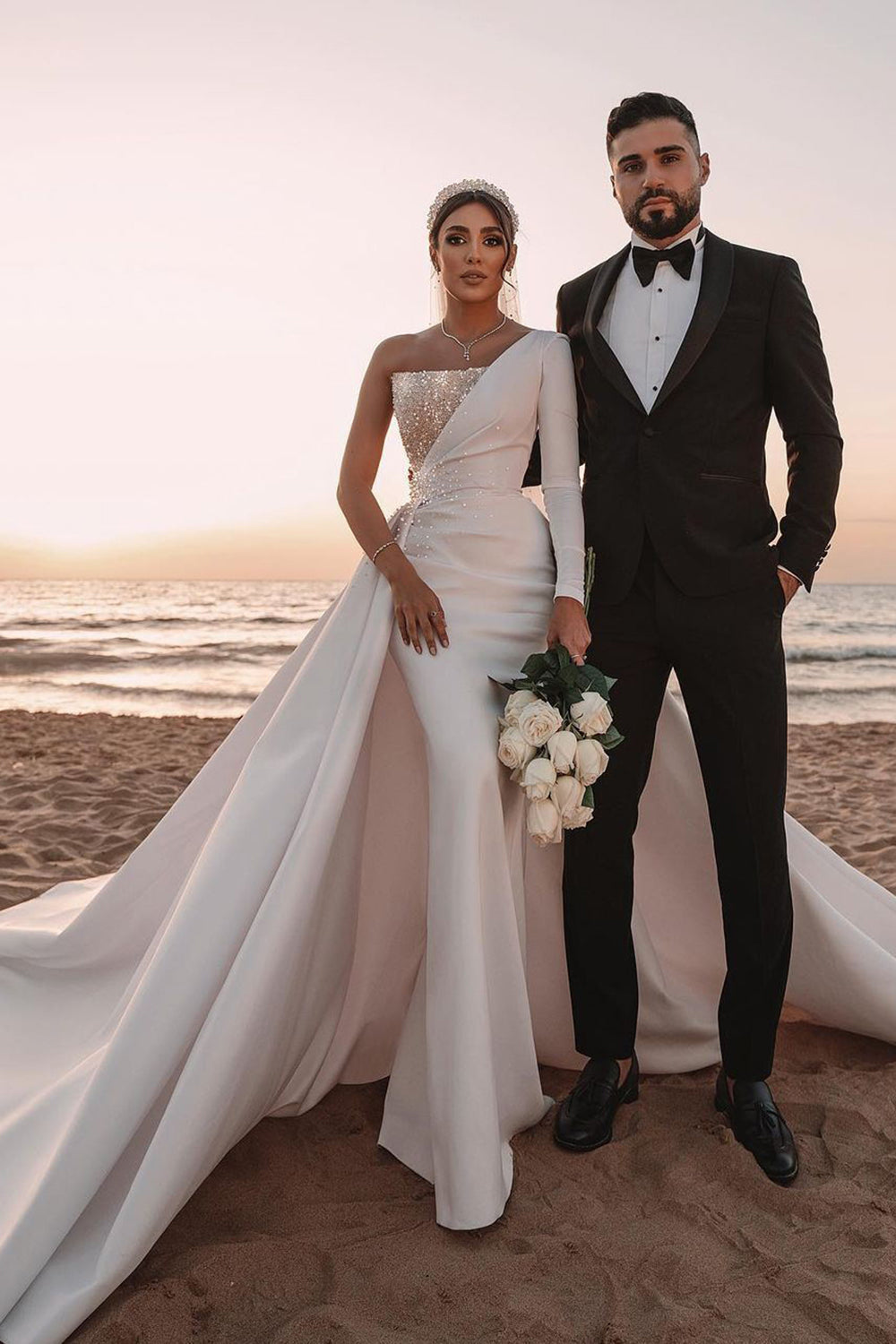 Vestido de novia largo de satén con lentejuelas, corte A, un hombro y mangas