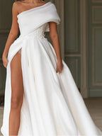 Abito da sposa lungo in chiffon a linea ad A, monospalla, con strascico a spazzola e spacco