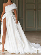 Abito da sposa lungo in chiffon a linea ad A, monospalla, con strascico a spazzola e spacco