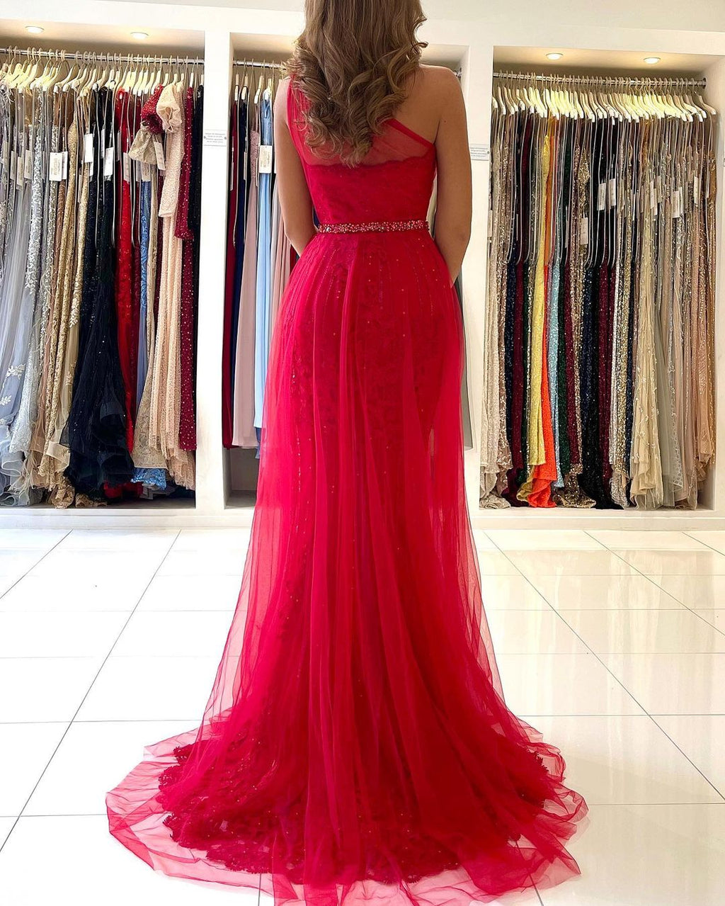 Robe de bal longue en tulle, coupe évasée, une épaule, fente avant avec traîne amovible