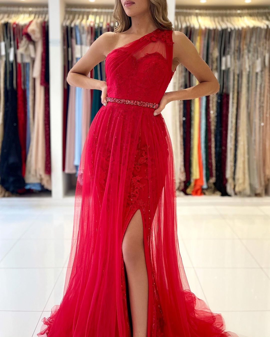 Robe de bal longue en tulle, coupe évasée, une épaule, fente avant avec traîne amovible