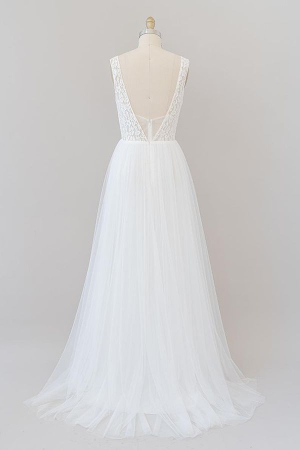 Vestido de noiva longo em linha A com costas abertas, decote em V e renda em tule
