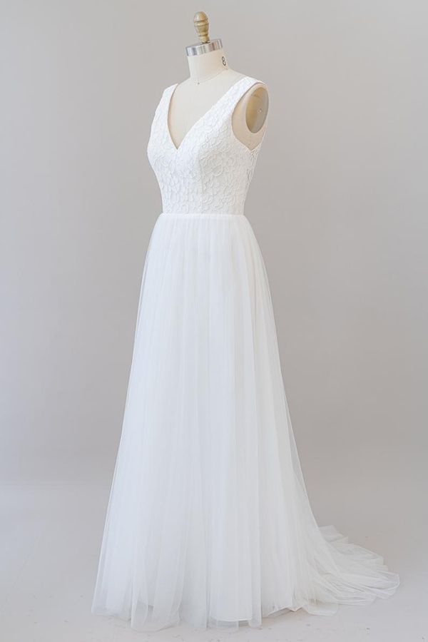 Vestido de noiva longo em linha A com costas abertas, decote em V e renda em tule
