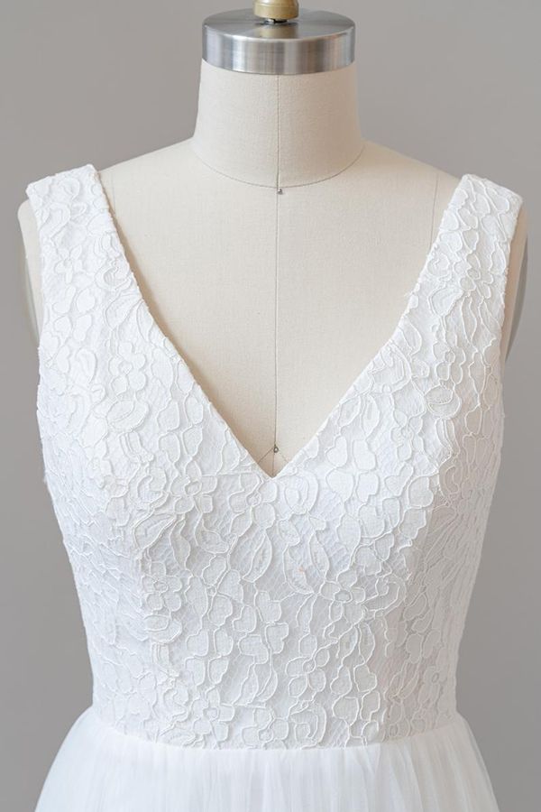 Vestido de noiva longo em linha A com costas abertas, decote em V e renda em tule