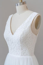 Vestido de noiva longo em linha A com costas abertas, decote em V e renda em tule