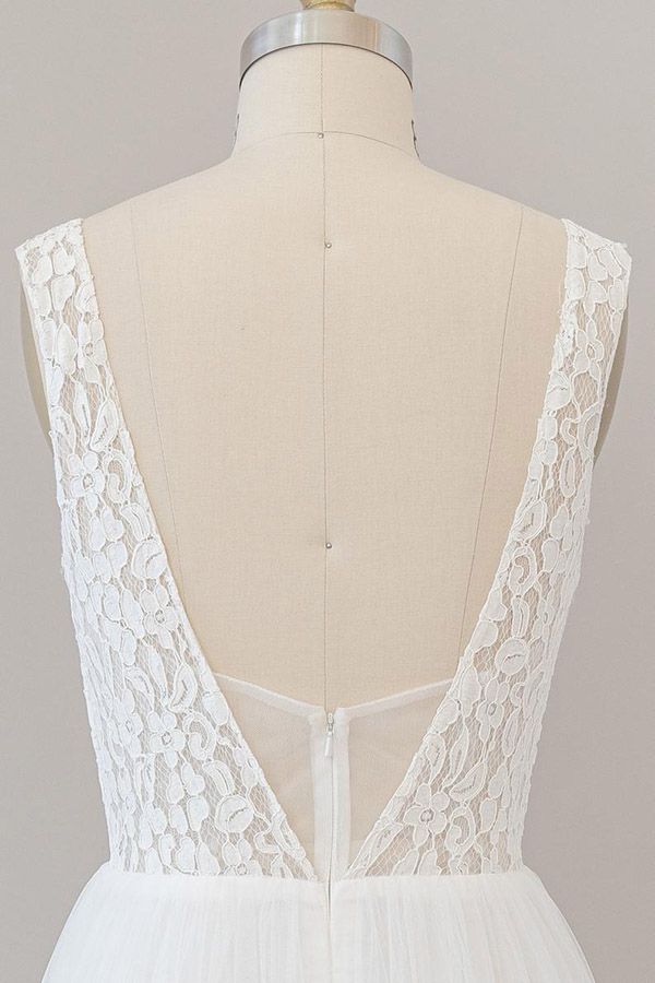 Vestido de noiva longo em linha A com costas abertas, decote em V e renda em tule