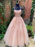 Robes de bal longues en tulle avec jupe évasée, encolure dégagée et fines bretelles spaghetti en dentelle