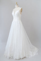 Abito da sposa lungo a linea ad A con spalline sottili, applicazioni e schiena scoperta in tulle
