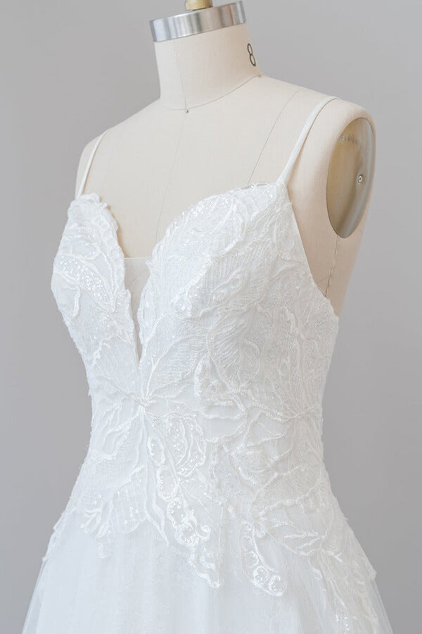 Abito da sposa lungo a linea ad A con spalline sottili, applicazioni e schiena scoperta in tulle