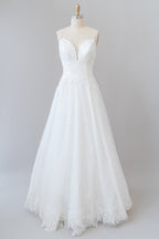 Abito da sposa lungo a linea ad A con spalline sottili, applicazioni e schiena scoperta in tulle