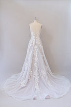 Vestido de novia largo de tul con espalda descubierta y apliques de encaje y tirantes finos en forma de A