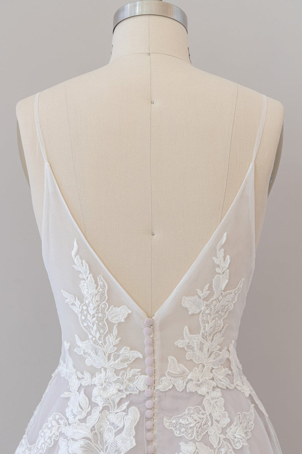 Vestido de novia largo de tul con espalda descubierta y apliques de encaje y tirantes finos en forma de A