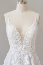 Vestido de novia largo de tul con espalda descubierta y apliques de encaje y tirantes finos en forma de A