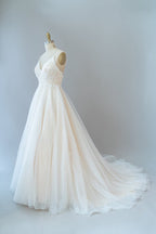 Abito da sposa lungo a linea ad A con spalline sottili, pizzo, tulle e schiena scoperta