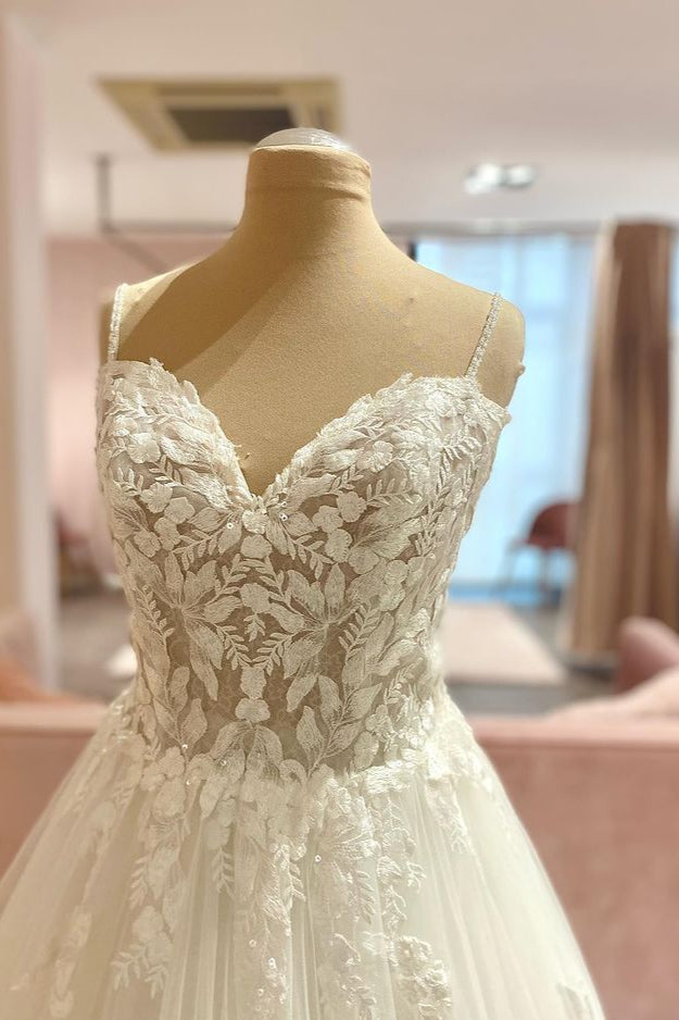 Abito da sposa lungo a linea ad A con spalline sottili, scollo a cuore, pizzo floreale e tulle