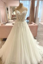 Abito da sposa lungo a linea ad A con spalline sottili, scollo a cuore, pizzo floreale e tulle
