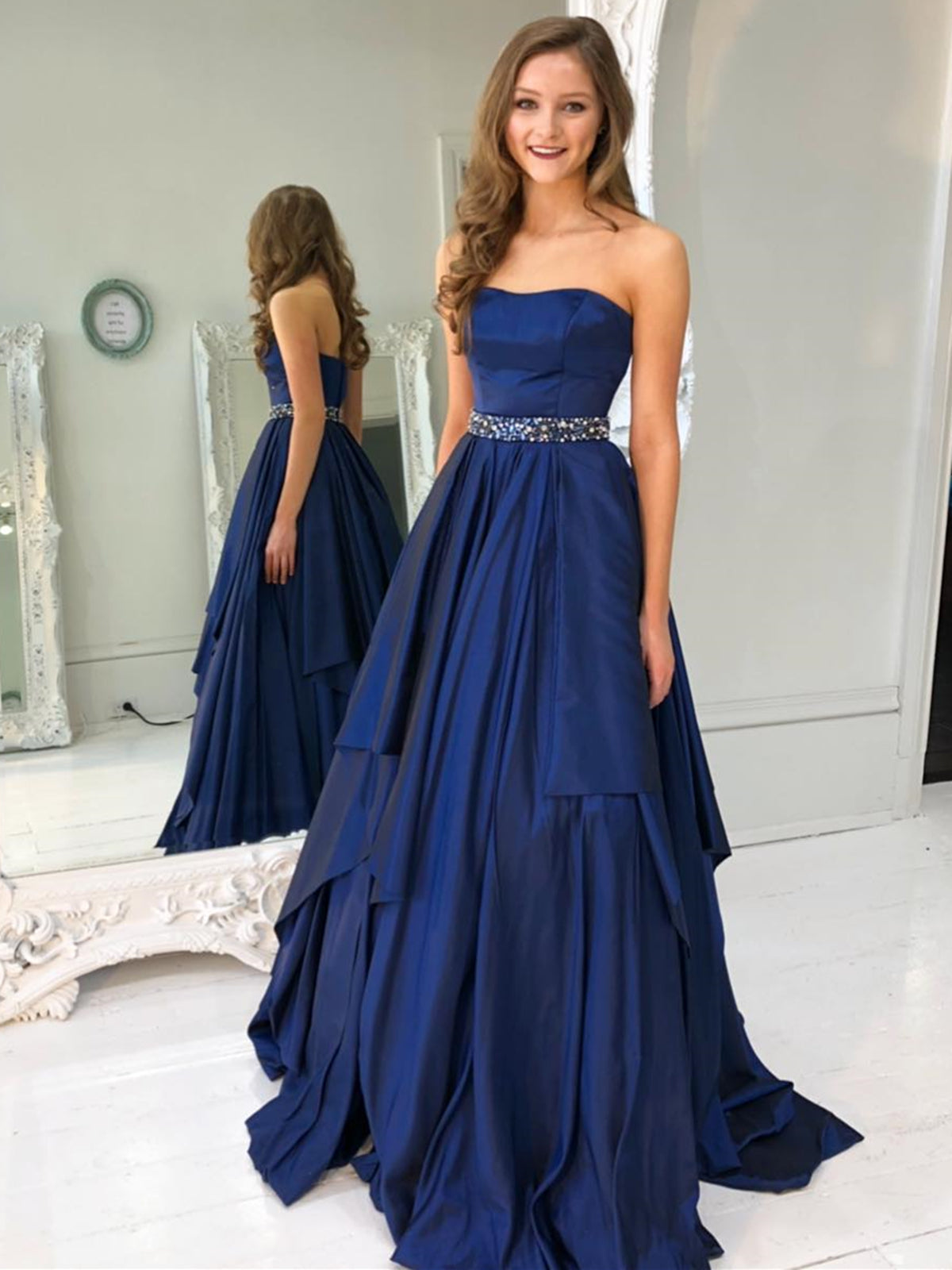 Langes trägerloses A-Linien-Ballkleid aus Satin in Dunkelmarineblau, formelle Abschluss-Abendkleider