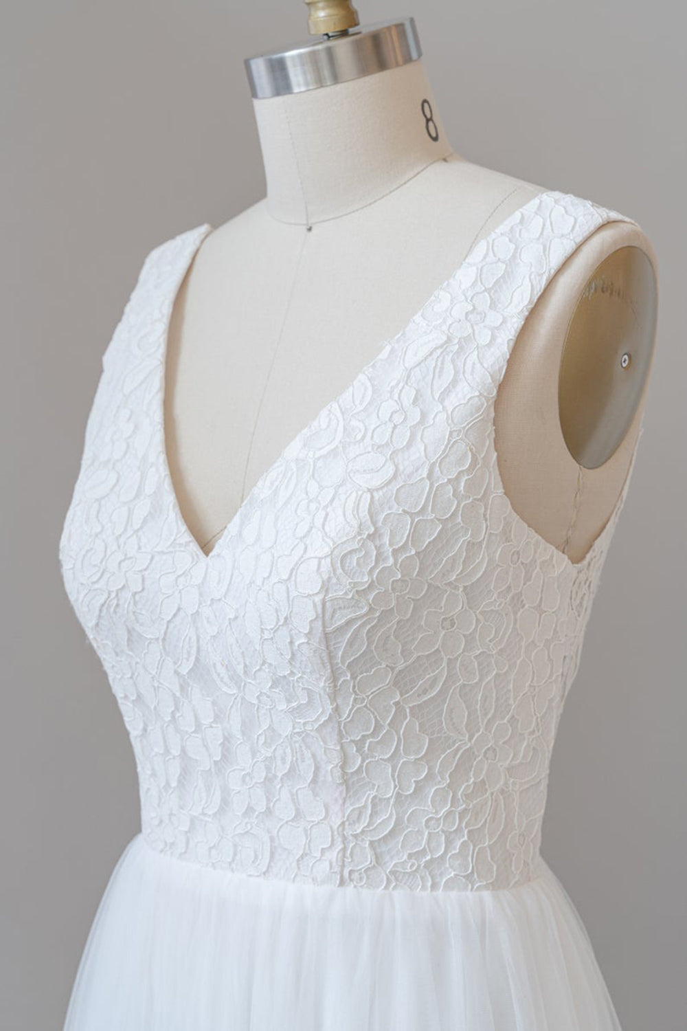Vestido de novia largo de gasa con escote en V, tirantes finos y espalda abierta